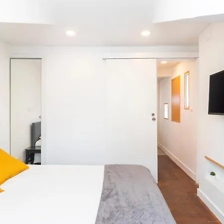 Historical Alfama, Building Top, 5mn To Train And Subway