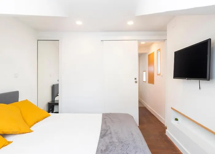 Historical Alfama, Building Top, 5mn To Train And Subway